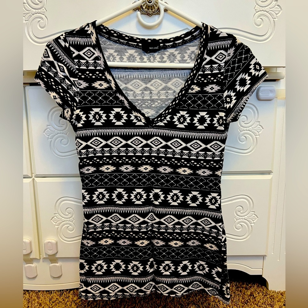 Wet Seal Size Small Shirt, very soft & comfortable, great addition to any closet